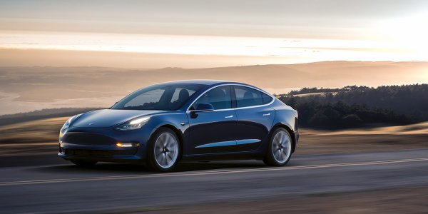 В РФ в 2018 году стартуют продажи электрокара Tesla Model 3