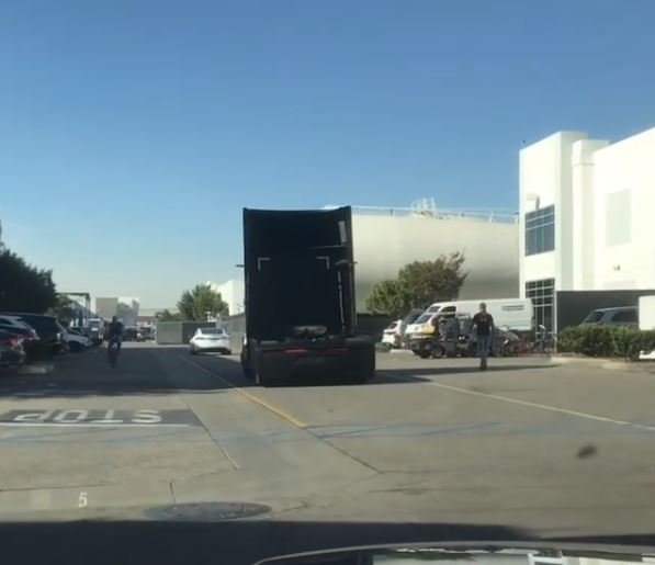 В Калифорнии замечен серийный прототип грузовика Tesla Semi