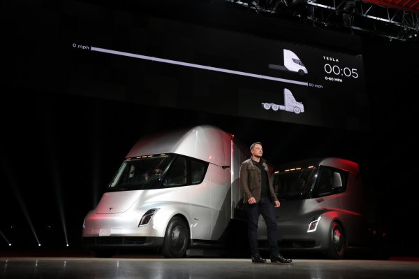 На новый электрический грузовик Tesla Semi собрали 1230 заказов