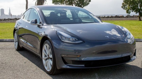 2-моторный электрокар Tesla Model 3 «засветился» в США