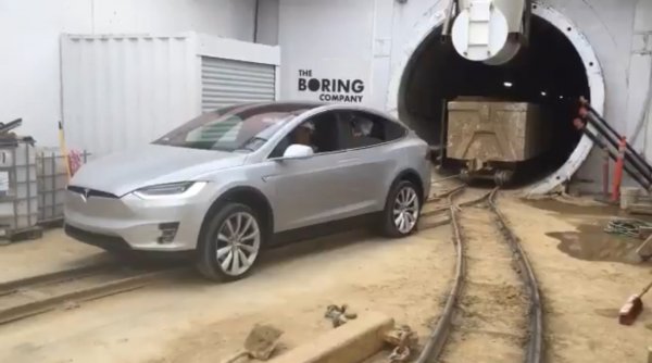 Tesla Model X отбуксировал вагонетки массой 113 тонн