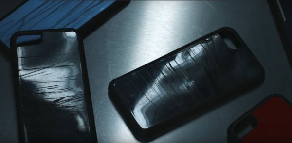 Volkswagen создала чехлы для iPhone 8 из разбитых машин в ДТП
