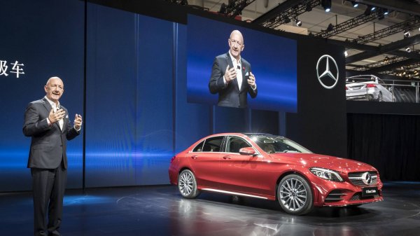 Mercedes-Benz представил новый удлинённый седан C-Class L