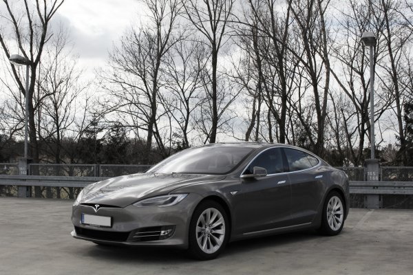 Электромобили Tesla преодолели более 10 млрд километров